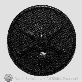 Insignia consisted of crossed cannons and bullet at the intersection; shell below; all on a disc.