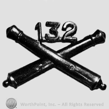 Insignia consisted of crossed cannons and number 132 above.