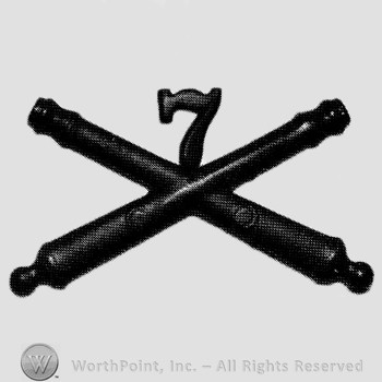 Insignia consisted of crossed cannons and number 7 above.