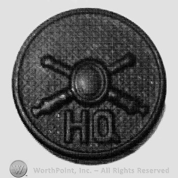 Insignia consisted of crossed cannons  and letters HQ below; all on a plate.
