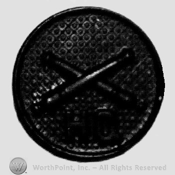 Insignia consisted of crossed cannons  and letters HQ below; all on a plate.