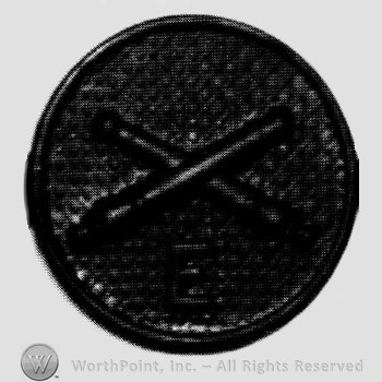 Insignia consisted of crossed cannons  and letter E below; all on a plate.