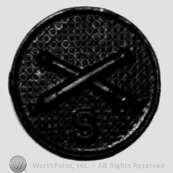 Insignia consisted of crossed cannons  and letter S below; all on a plate.