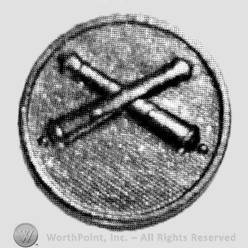 Insignia consisted of crossed cannons on a plate.