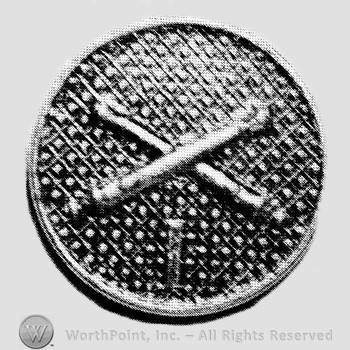Insignia consisted of crossed cannon and number 1 below; all on a plate.