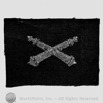 Insignia consisted of crossed cannon.