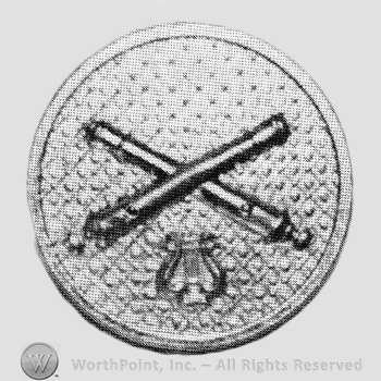 Insignia consisted of crossed cannon and a harp below; all on a plate.