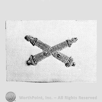 Insignia consisted of crossed cannon.