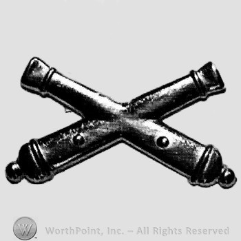 Insignia consisted of crossed cannon.