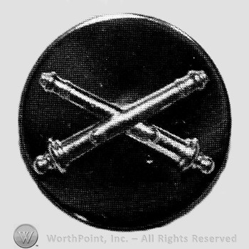 Insignia consisted of crossed cannon on a plate.