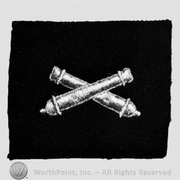 Insignia consisted of embroidered crossed cannon.