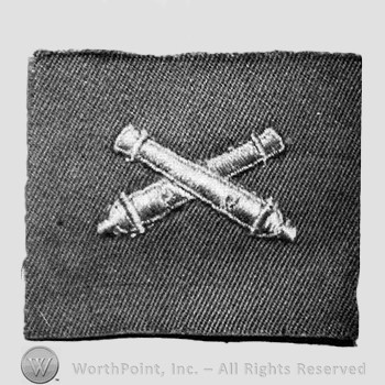 Insignia consisted of embroidered crossed cannon.