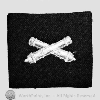 Insignia consisted of embroidered crossed cannon.
