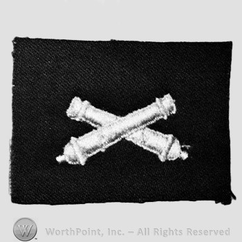 Insignia consisted of embroidered crossed cannon.