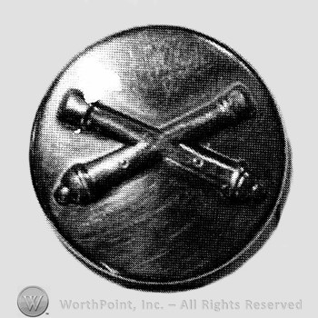 Insignia consisted of crossed cannon on a plate.