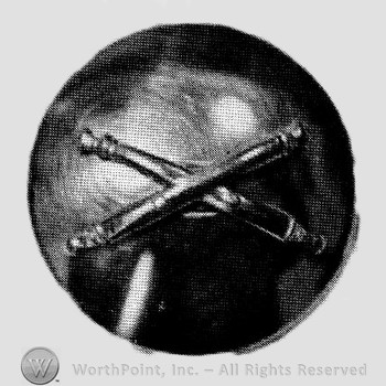 Insignia consisted of crossed cannon on a plate.