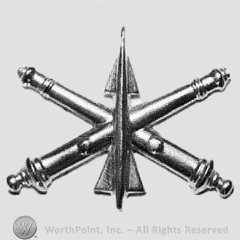 Insignia consisted of crossed cannon and an arrow at the intersection.