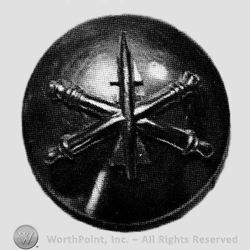 Insignia consisted of crossed cannon with a missile at the intersection; all on a plate.