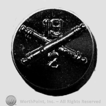 Insignia consisted of crossed cannon and number 19 above, number 2 below, all on a disc.