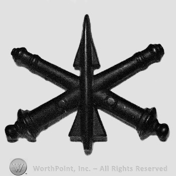 Insignia consisted of crossed cannon and an arrow at the intersection.