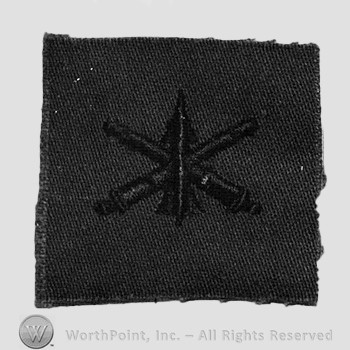 Insignia consisted of crossed cannon and an arrow at the intersection; embroidered.
