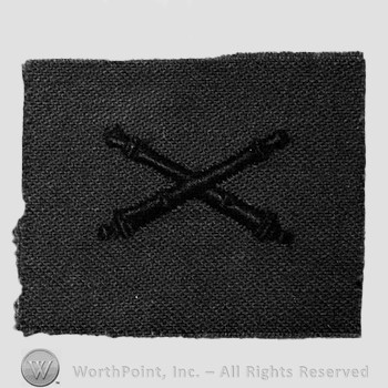 Insignia consisted of crossed cannon; embroidered.