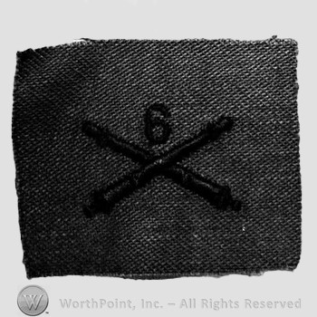 Insignia consisted of crossed cannon and number 6 above; embroidered.