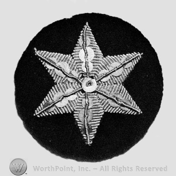 Insignia consisted of  six-pointed star embroidered on a dark blue background.