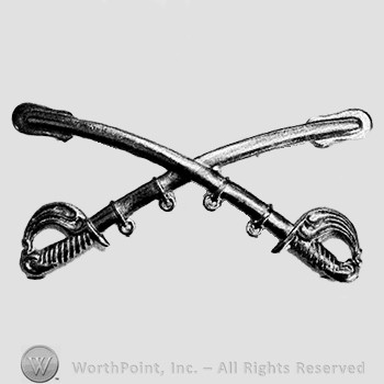 Insignia consisted of crossed swords.