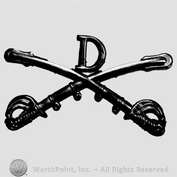 Insignia consisted of crossed swords and letter D above.