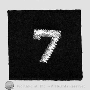 Insignia consisted of number 7 embroidered on a dark material.