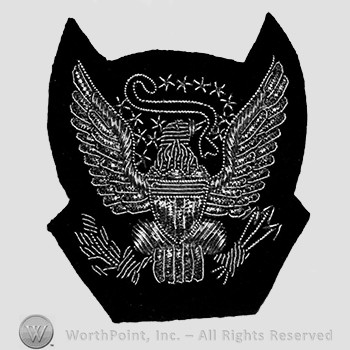 Insignia consisted of an eagle with shield, brunch and arrows, embroidered on a dark material.