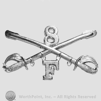 Insignia consisted of crossed sabres, number 8 above and letter F below.