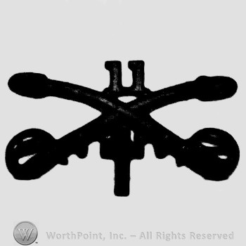 Insignia consisted of crossed sabres and number 11 above and a cross below.