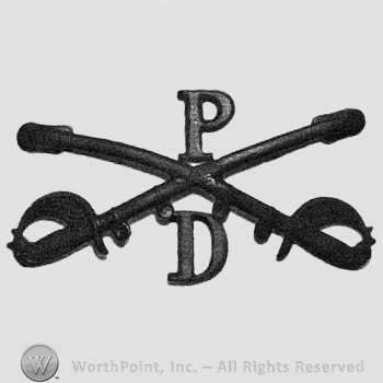 Insignia consisted of crossed sabres and letter P above and letter D below.