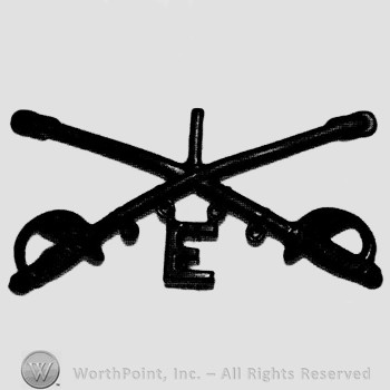 Insignia consisted of crossed sabres and letter I above and letter E below.
