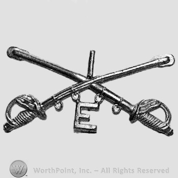 Insignia consisted of crossed sabres and letter I above and letter E below.