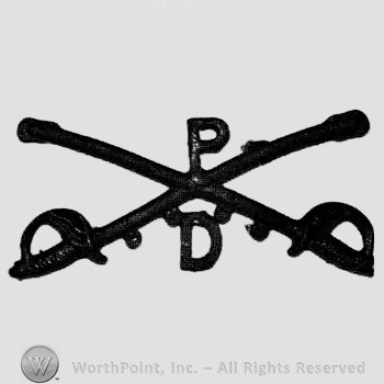 Insignia consisted of crossed sabres and letter P above and letter D below.