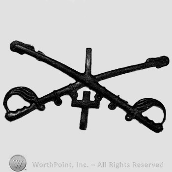 Insignia consisted of crossed sabres and number 1 above and a cross below.