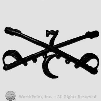 Insignia consisted of crossed sabres and number 7 above and crescent below.