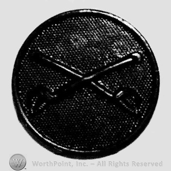 Disc with crossed sabres on.