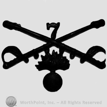 Insignia consisted of crossed sabres and shell with flame below and number 7 above.