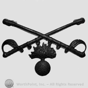 Insignia consisted of crossed sabres and a shell with flame below.