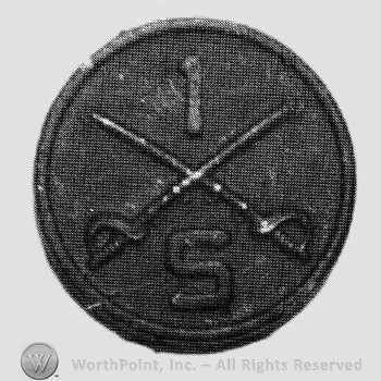 Disc with crossed sabres and number 1 above and letter S below.