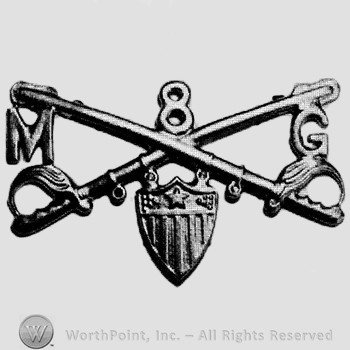 Insignia consisted of crossed sabres, number 8 above, letter M on the left, letter G on the right and a shield below.