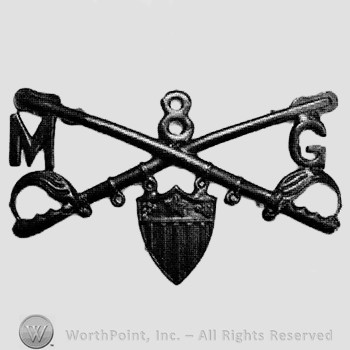 Insignia consisted of crossed sabres, number 8 above, letter M on the left, letter G on the right and a shield below.