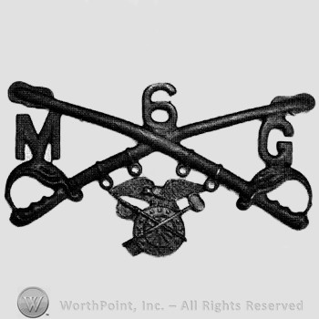 Insignia consisted of crossed sabres, number 6 above, letter M on the left, letter G on the right and a winged wheel below.