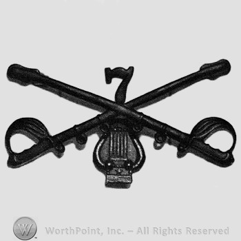 Insignia consisted of crossed sabres and number 7 above and lyrw below.