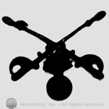 Insignia consisted of crossed sabres and shell with flame below.