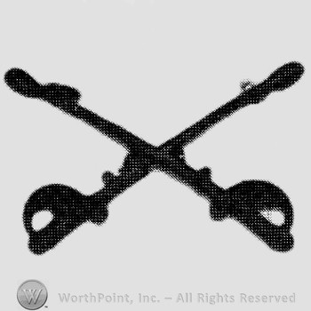 Insignia consisted of crossed sabres.